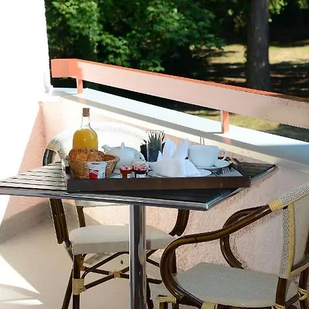 호텔 Logis Le Parc De Geoffroy 4*