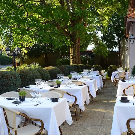 Logis Le Parc De Geoffroy Hotel 4*