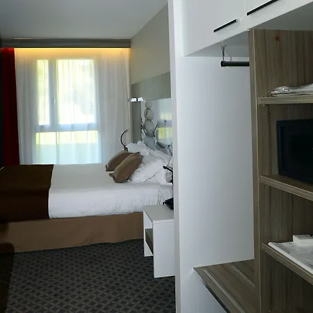 Logis Le Parc De Geoffroy 4* טייר