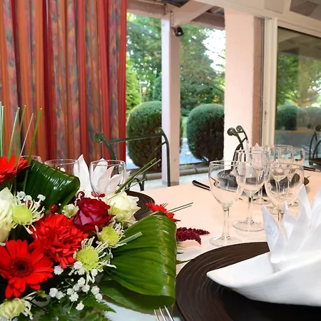Logis Le Parc De Geoffroy Hotell 4*