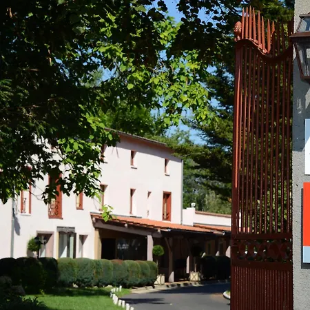 Logis Le Parc De Geoffroy Hotell 4*