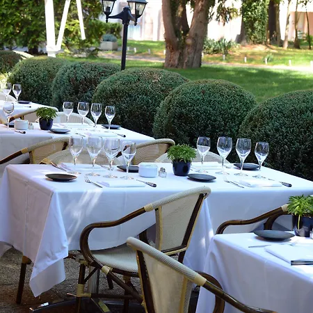 Logis Le Parc De Geoffroy מלון