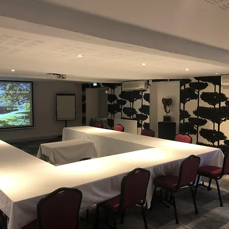 Logis Le Parc De Geoffroy Hotel 4*