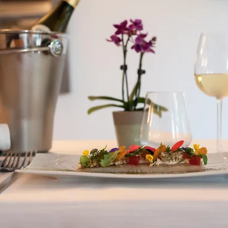 Logis Le Parc De Geoffroy Hotel 4*