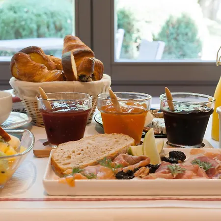 Logis Le Parc De Geoffroy Hotel 4*