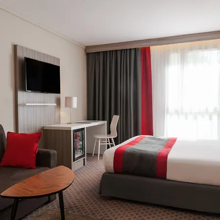 מלון Logis Le Parc De Geoffroy 4*