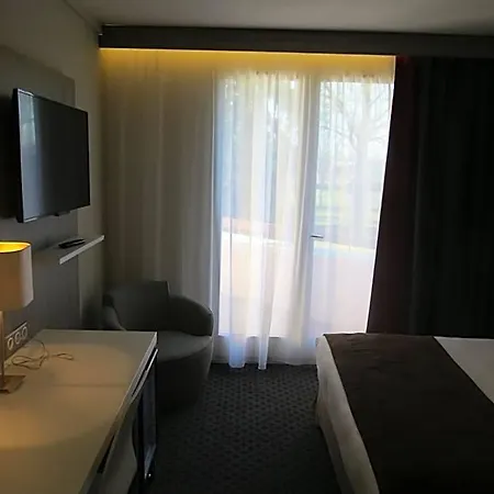 Hotel Logis Le Parc De Geoffroy 4*