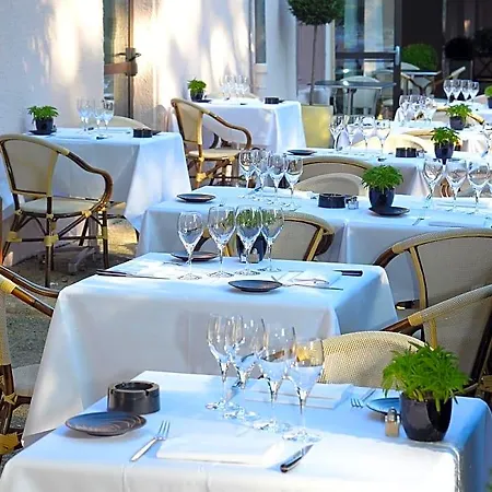 Logis Le Parc De Geoffroy Hotel 4*