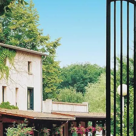 מלון Logis Le Parc De Geoffroy 4*