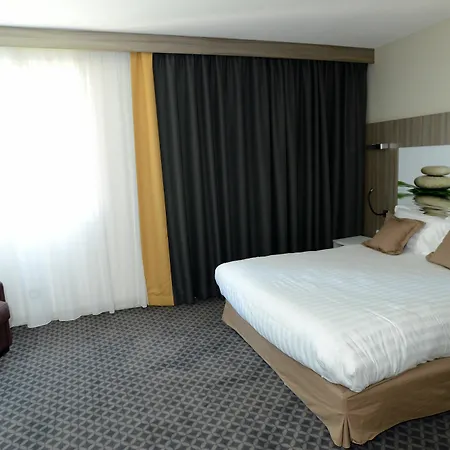 מלון Logis Le Parc De Geoffroy 4*