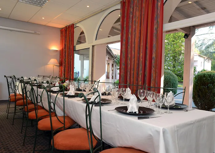 Logis Le Parc De Geoffroy Hotel 4*