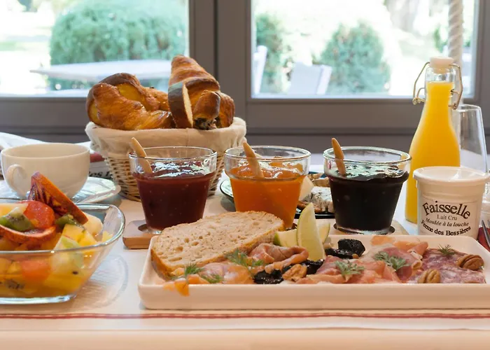 Logis Le Parc De Geoffroy Hotel 4*