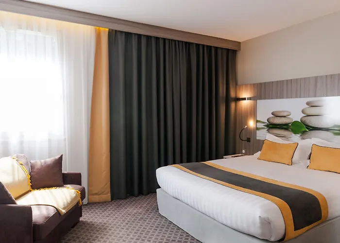 Hotel Logis Le Parc De Geoffroy 4*